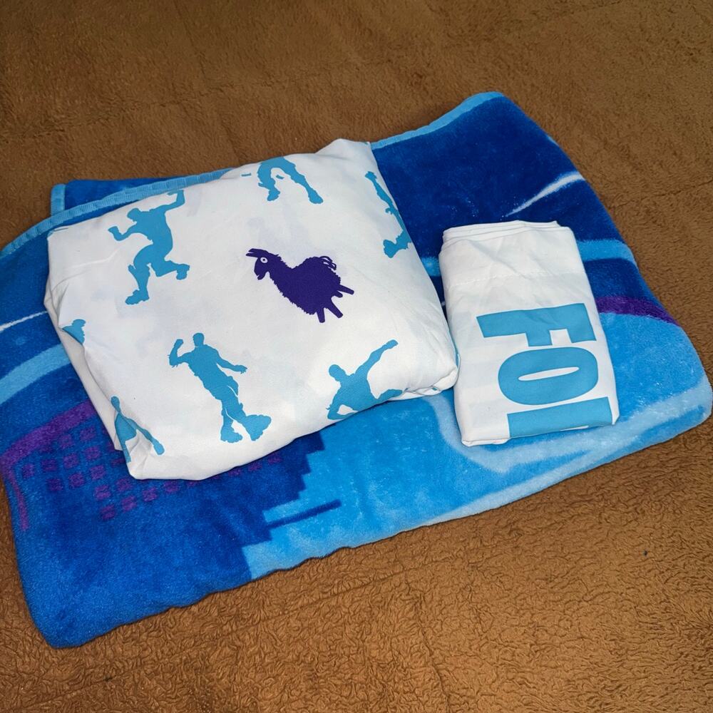 Fortnite Twin Fitted Sheet, Pillowcase & Large Fleece Blanket Set Loot Llama